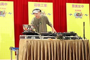 	DJ阿傑為正式演出測試設備	